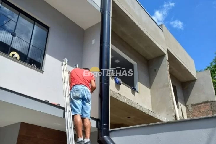 Chaminés de Inox e Aluzinco com Pintura Epóxi Preta e Revestimento de Lã de Rocha